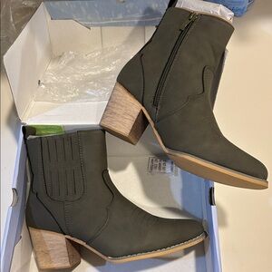 Women’s Olive Booties New in Box 7